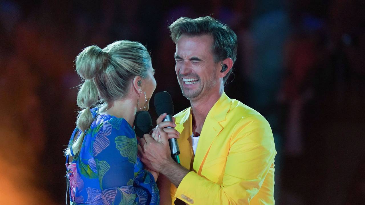 Florian Silbereisen und Beatrice Egli halten sich an den Händen.