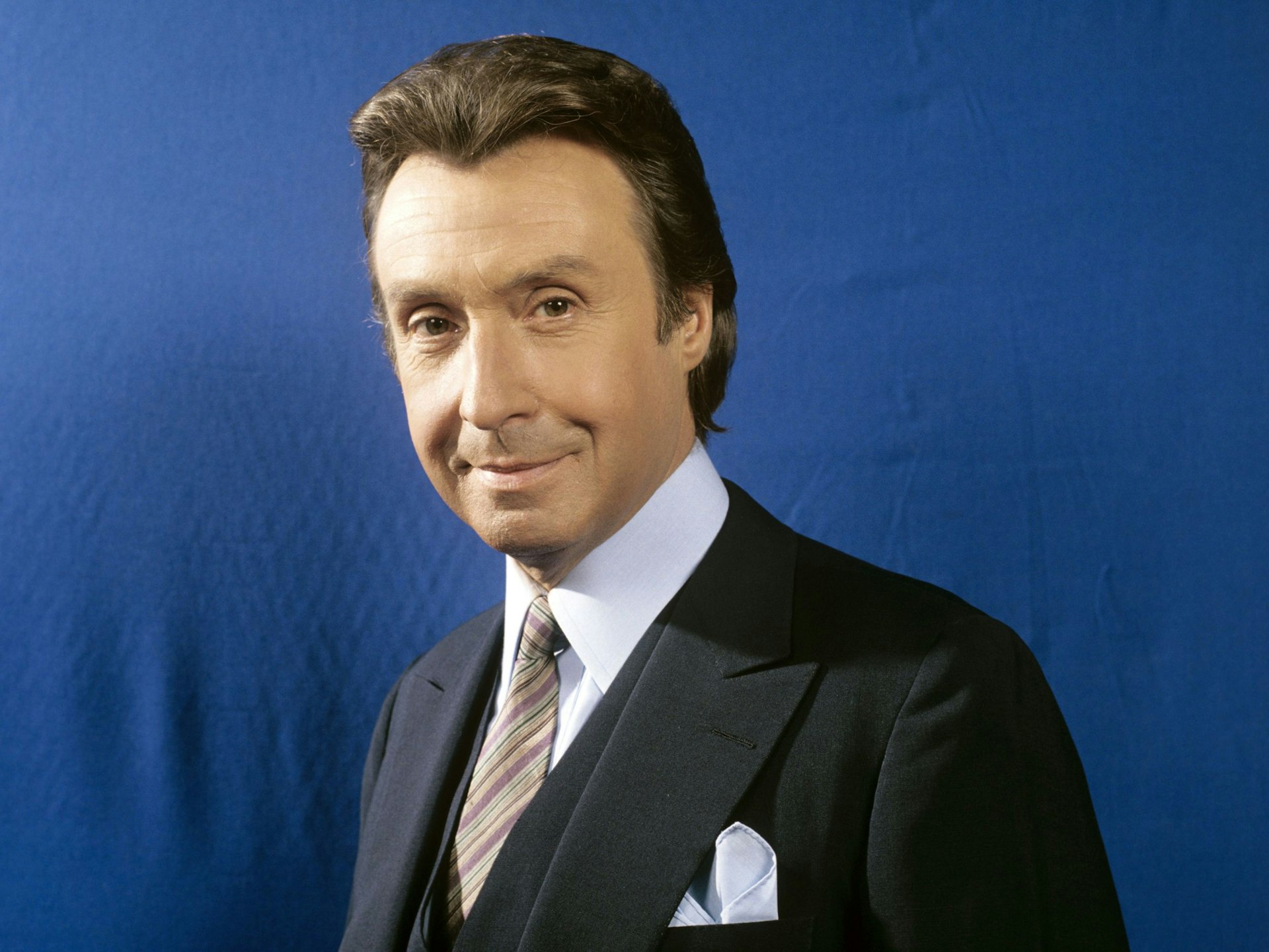 Peter Alexander posiert für ein Foto.