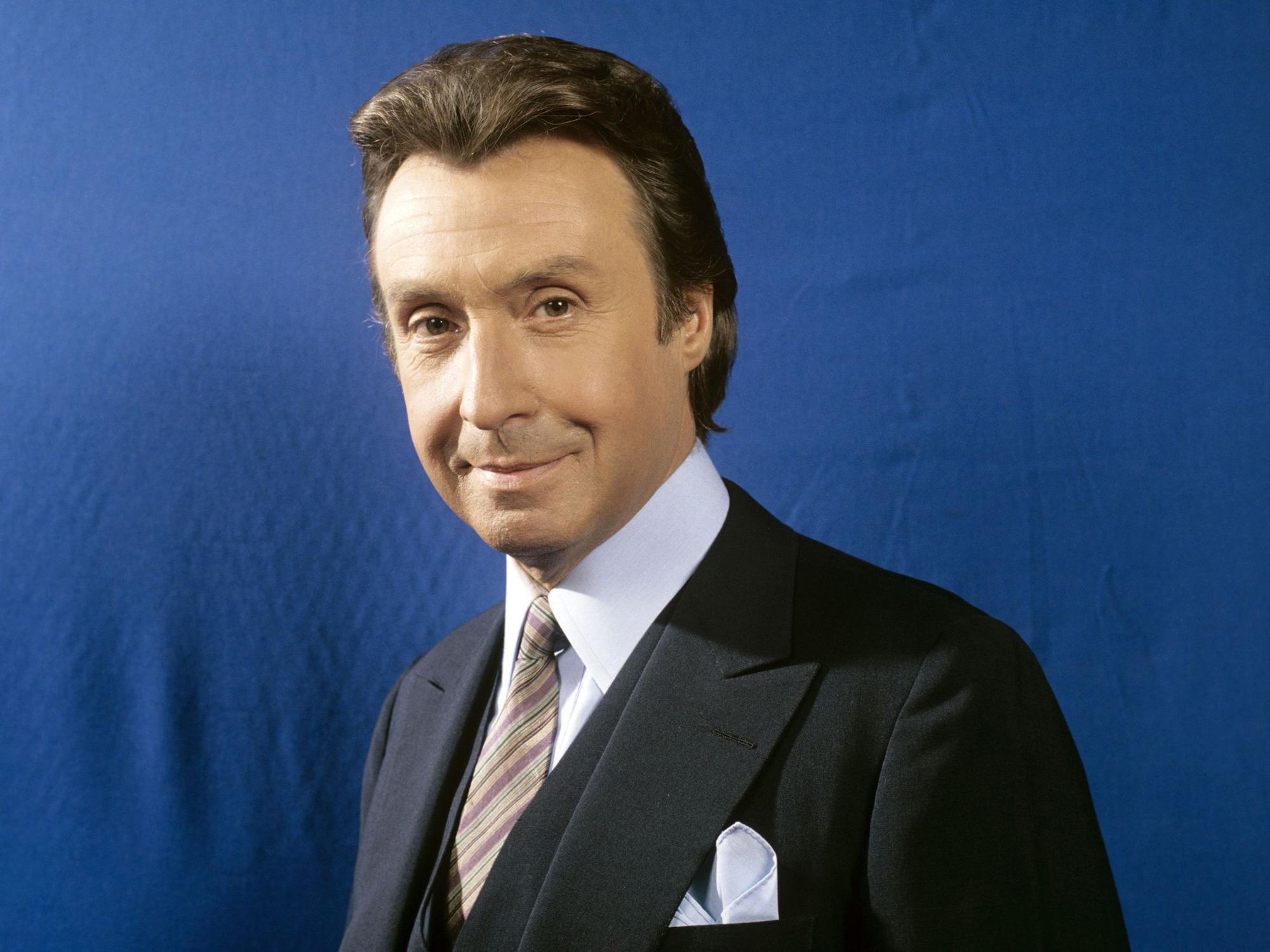 Peter Alexander posiert für ein Foto.