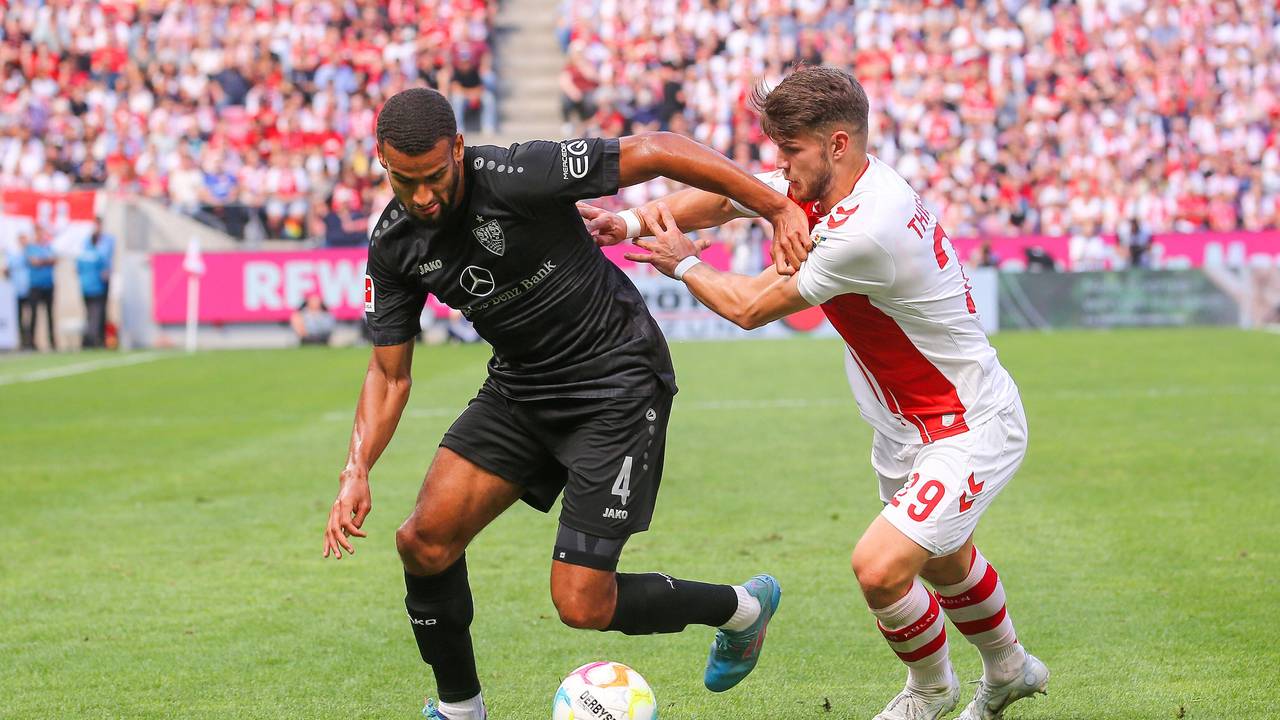 Josha Vagnoman behauptet den Ball gegen Jan Thielmann.