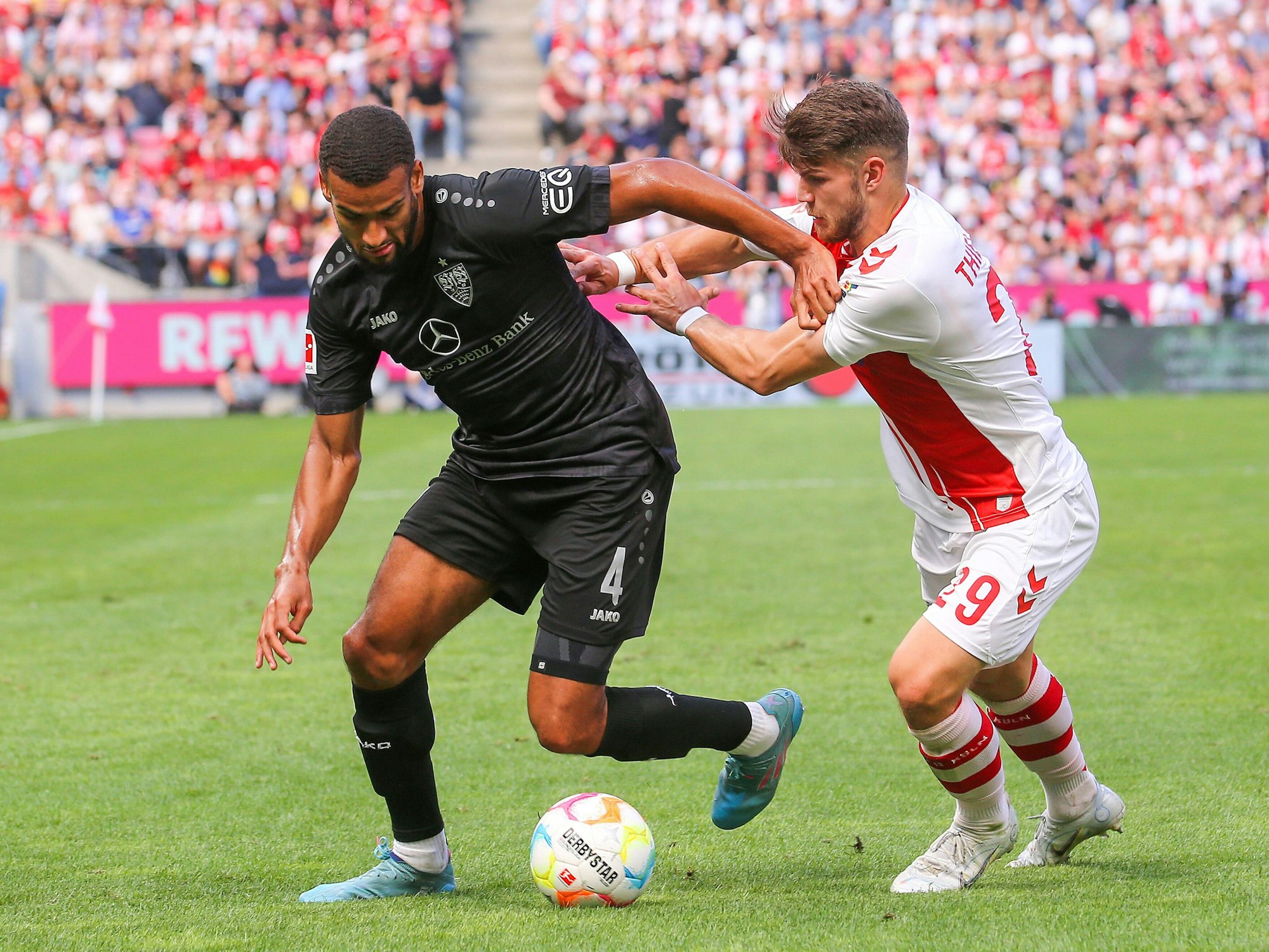 Josha Vagnoman behauptet den Ball gegen Jan Thielmann.