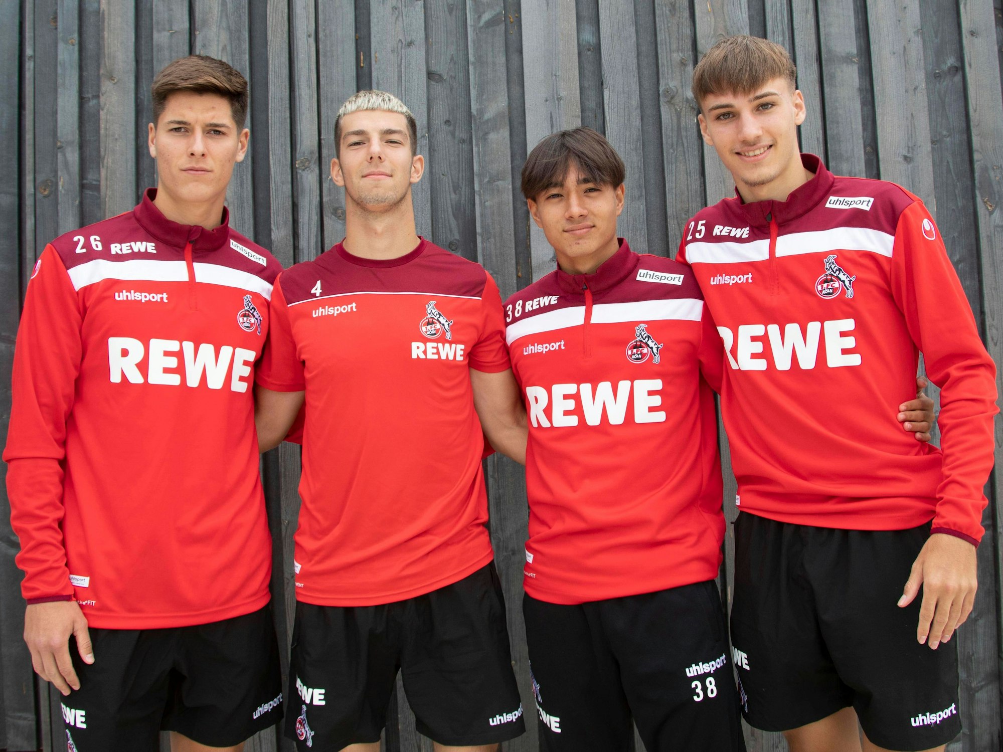 Sava Cestic, Robert Voloder, Jens Castrop und Tim Lemperle posieren für ein Foto im Trainingslager des 1. FC Köln.