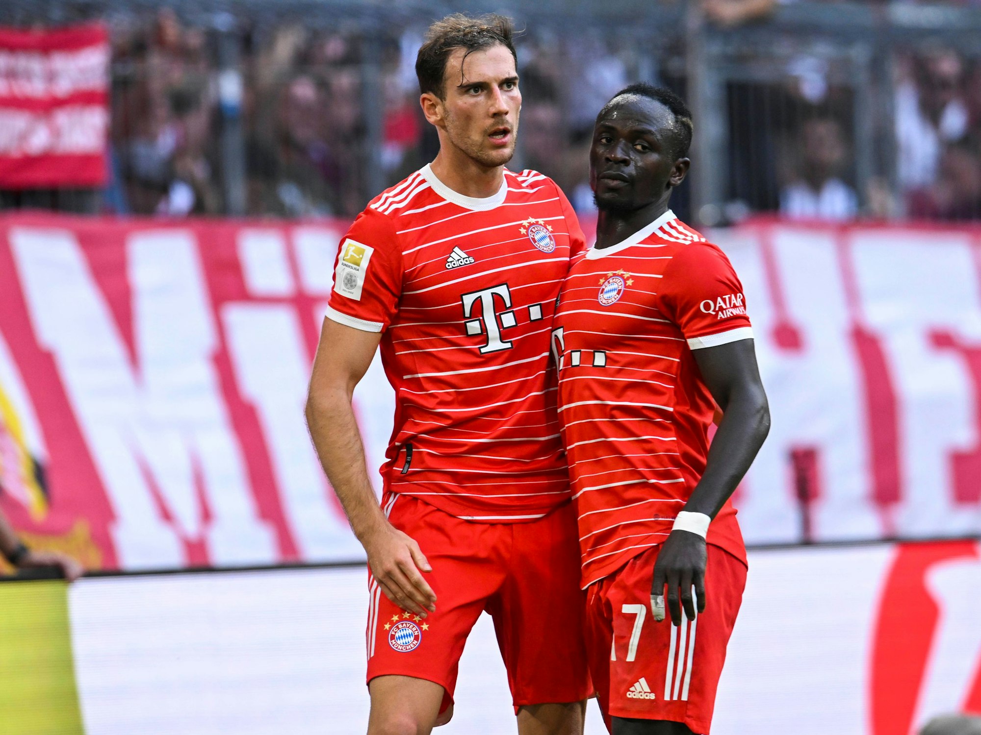 Sadio Mane beim Jubel mit Leon Goretzka im Trikot des FC Bayern beim 6:2-Sieg gegen Mainz.