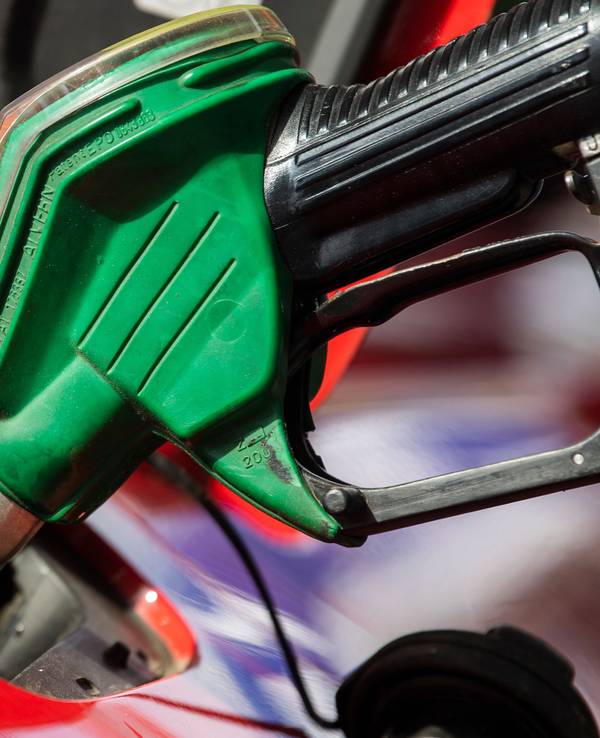 Ein Auto wird an einer Tankstelle betankt, hier im Juni 2022 in Berlin.