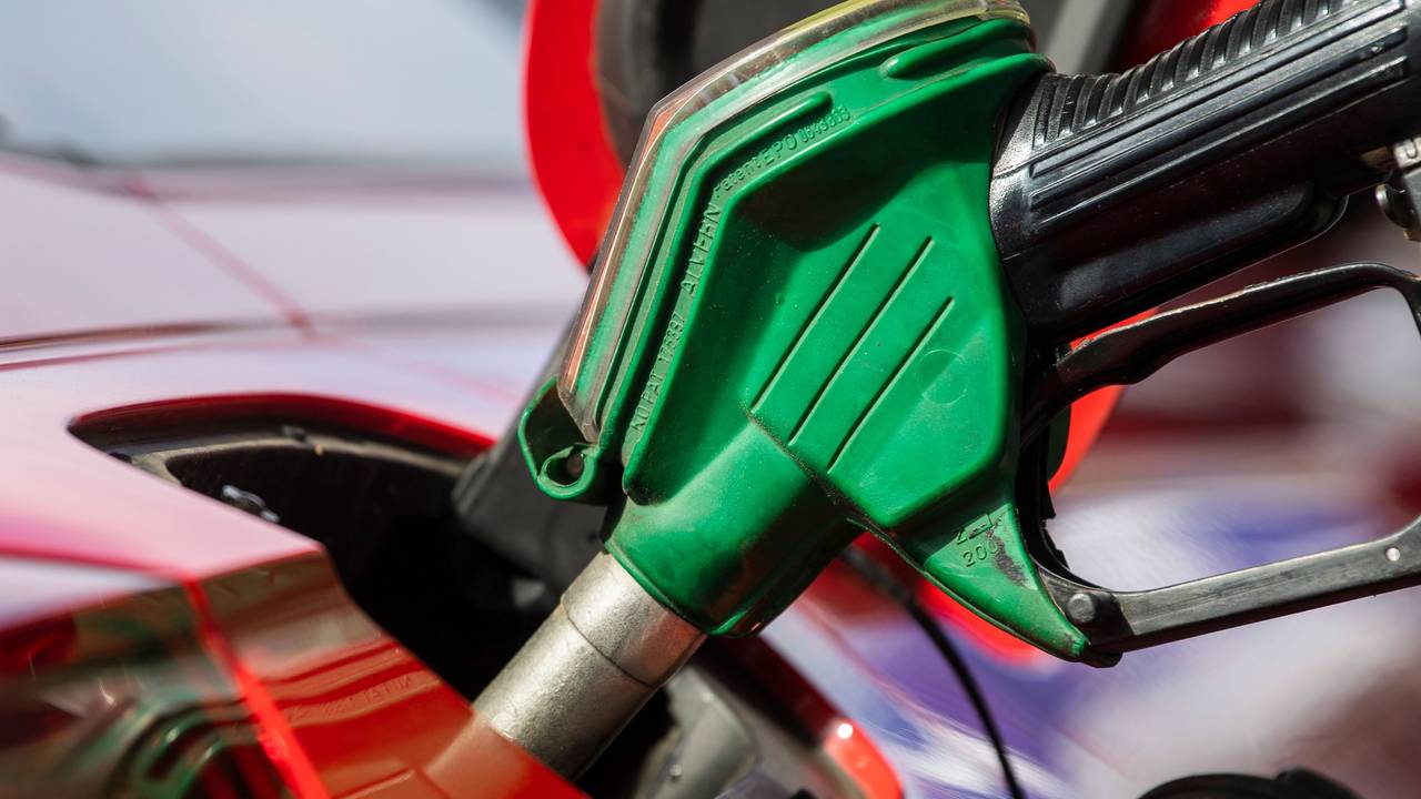 Ein Auto wird an einer Tankstelle betankt, hier im Juni 2022 in Berlin.