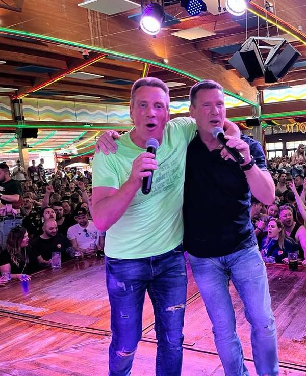 Jürgen und Peter Milski während eines Auftritts im Bierkönig auf Mallorca.