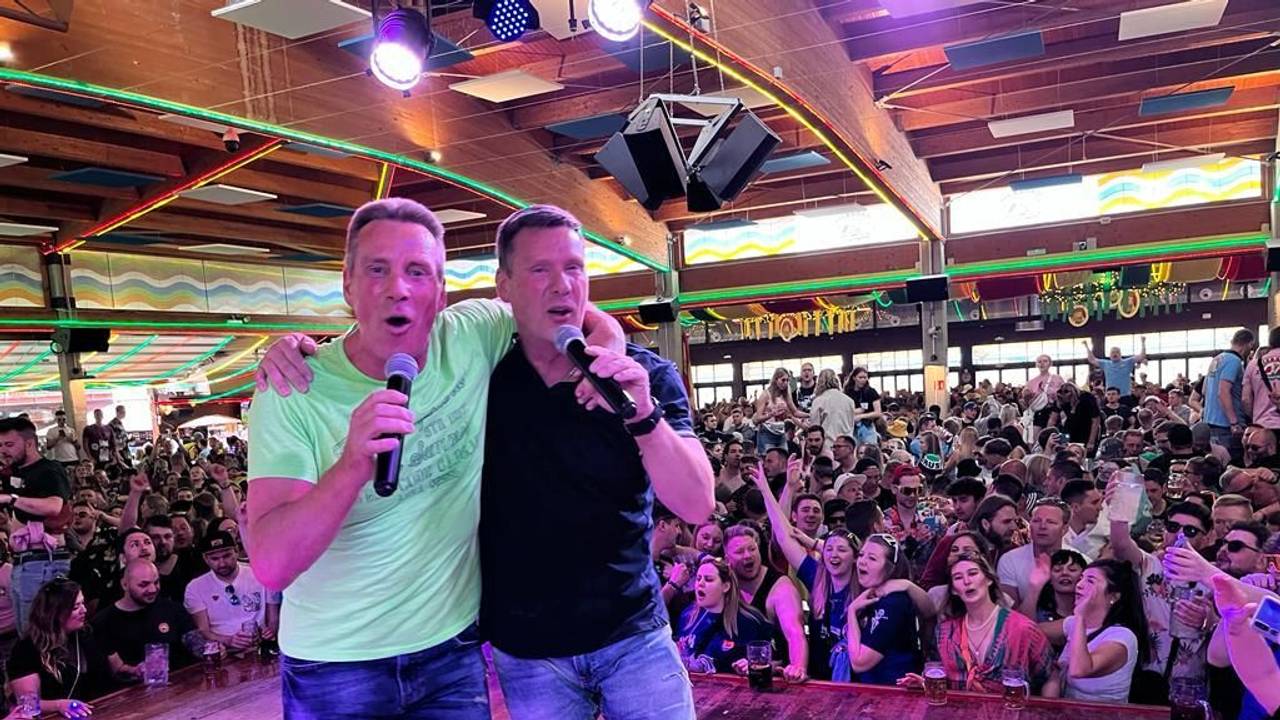 Jürgen und Peter Milski während eines Auftritts im Bierkönig auf Mallorca.