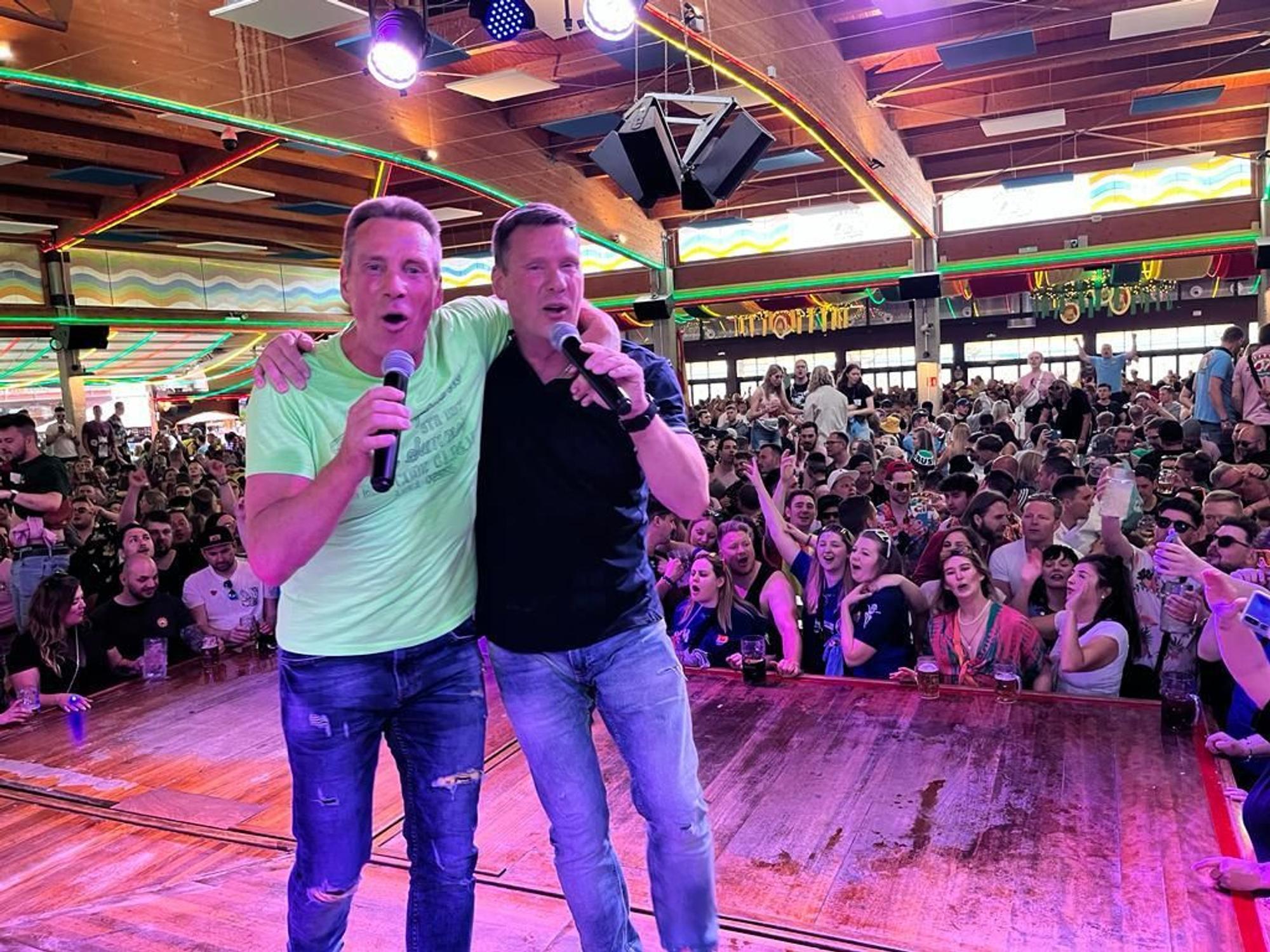 Jürgen und Peter Milski während eines Auftritts im Bierkönig auf Mallorca.