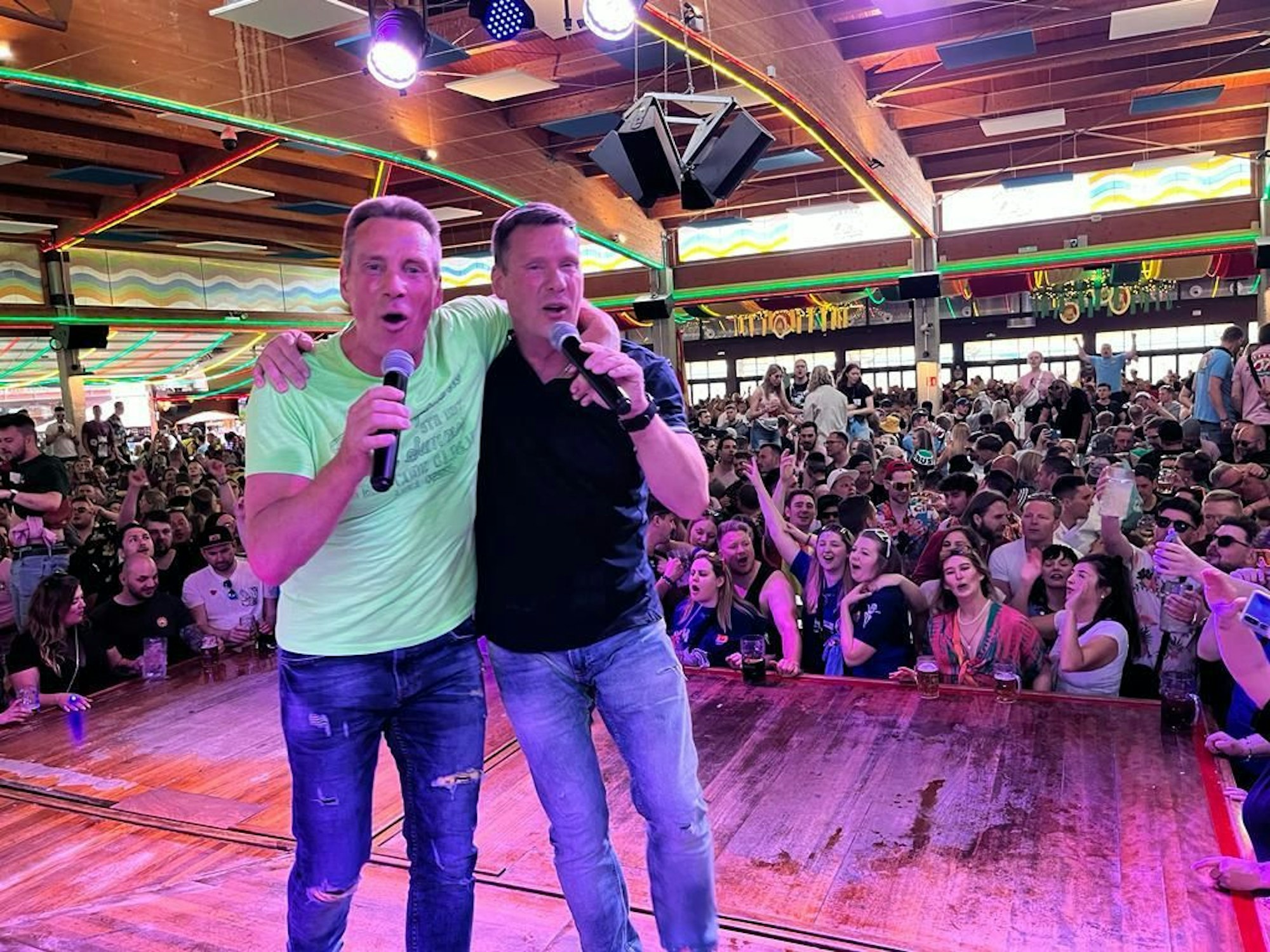 Jürgen und Peter Milski während eines Auftritts im Bierkönig auf Mallorca.