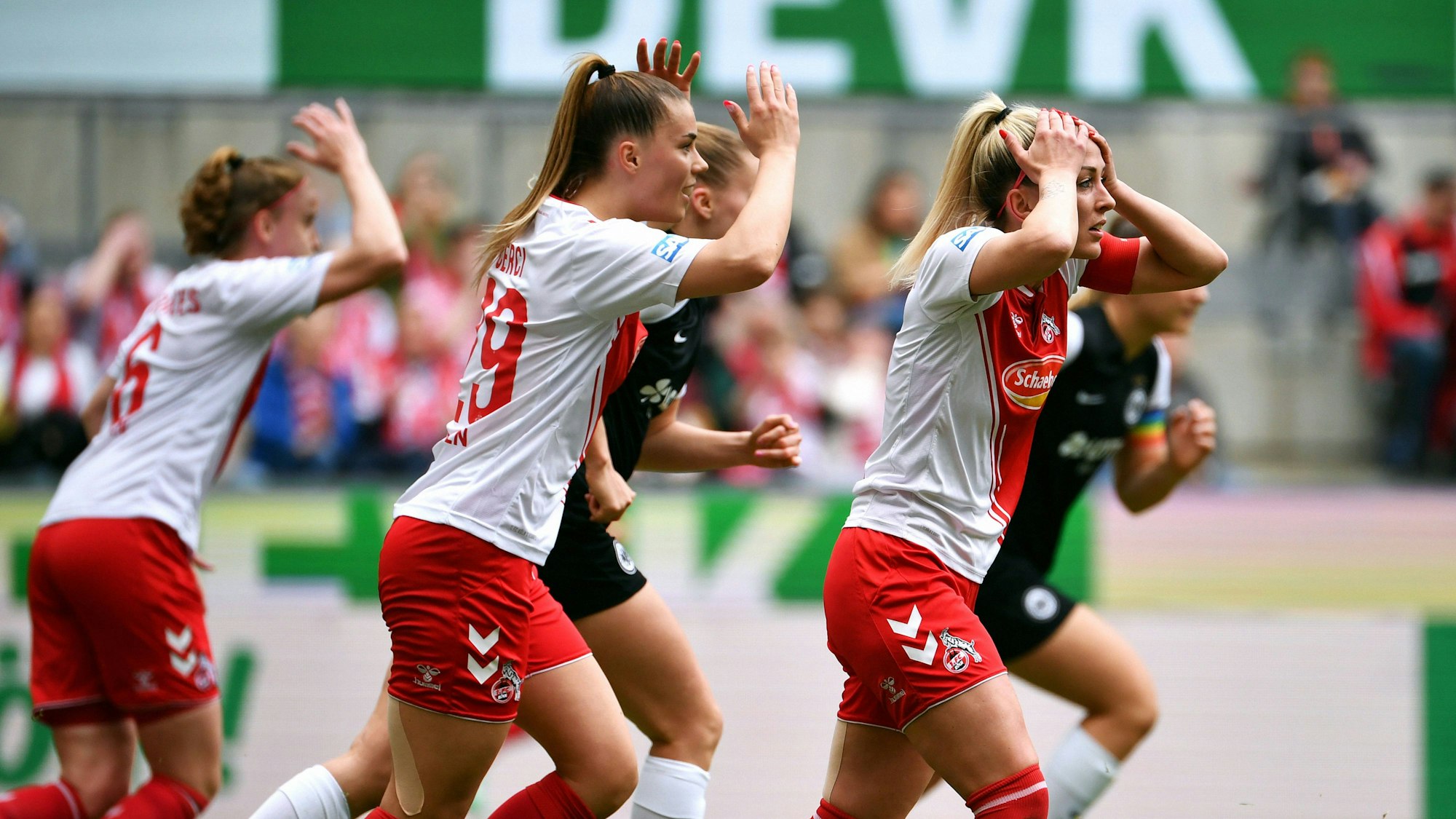 Selina Cerci (l.) und Mandy Islacker fassen sich beim Spiel des 1. FC Köln gegen Eintracht Frankfurt an den Kopf.