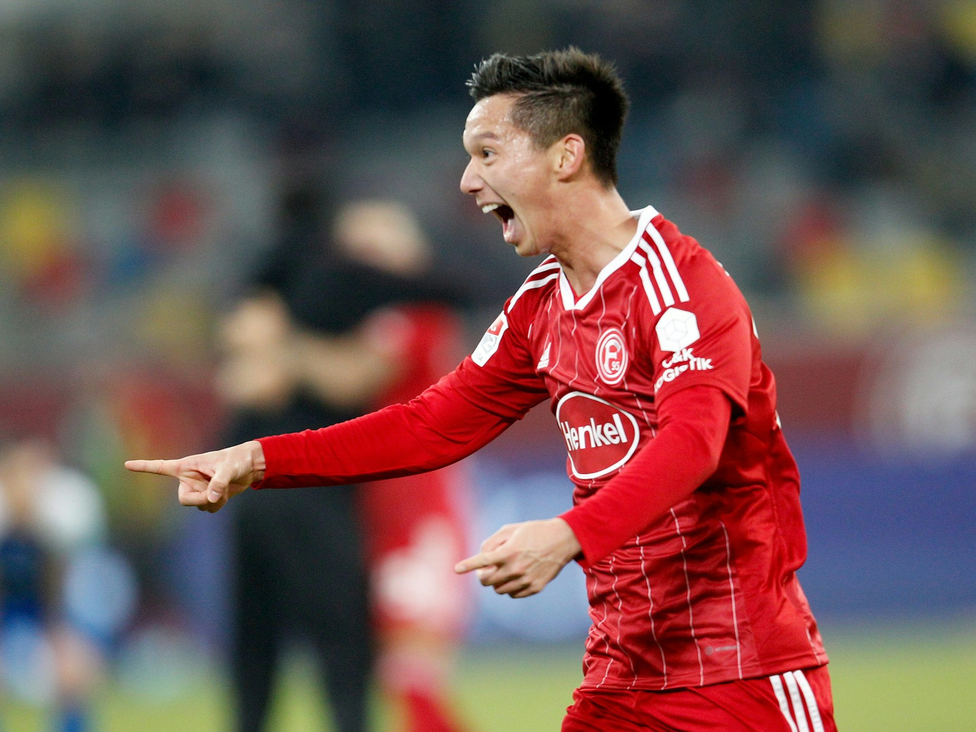 Der Düsseldorfer Torschütze zum 3:2 Shinta Appelkamp jubelt.