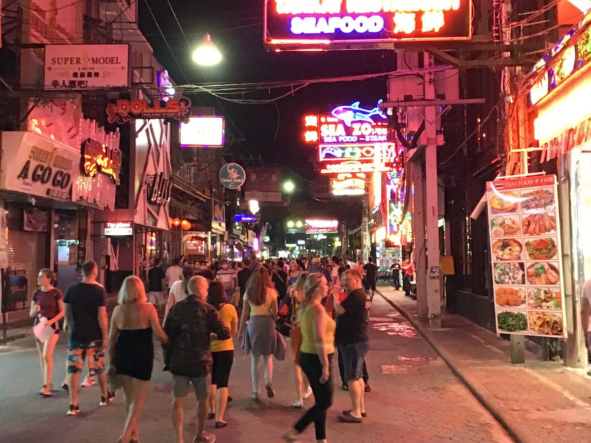 Ein Straßenzug im Rotlichtviertel in der thailändischen Küstenstadt Pattaya, hier im Februar 2020.