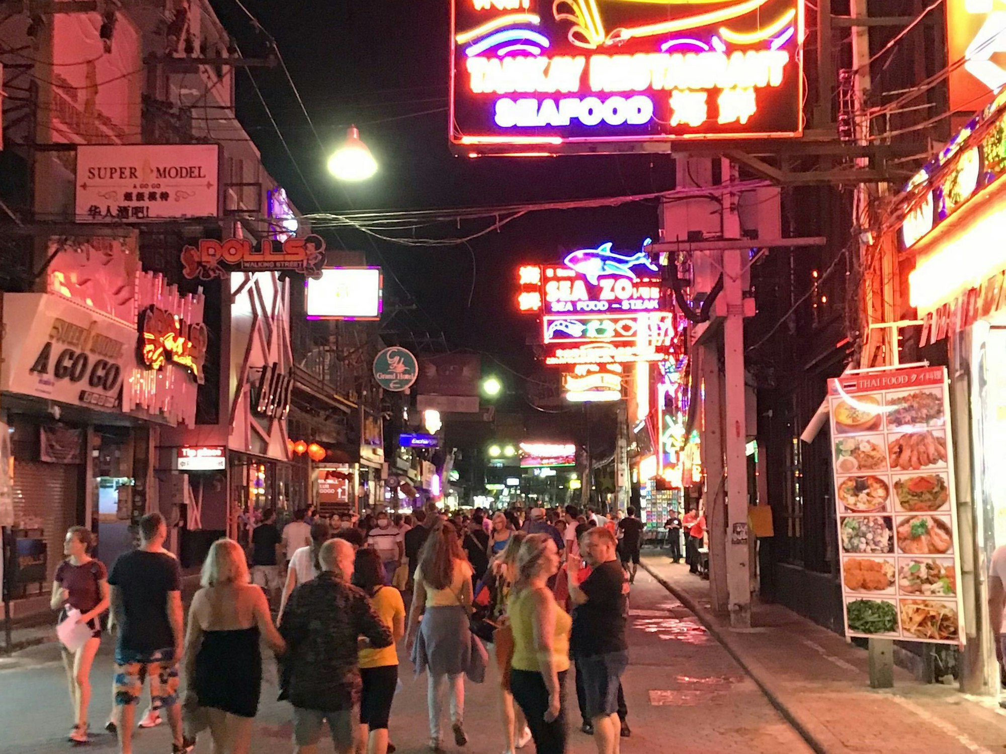 Ein Straßenzug im Rotlichtviertel in der thailändischen Küstenstadt Pattaya, hier im Februar 2020.