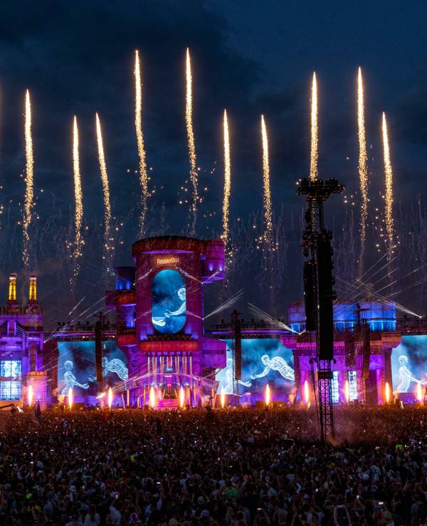 Feuerwerk beim Auftritt des schwedischen DJ Alesso bei seinem Auftritt auf der Mainstage des Parookaville-Festivals 2023.