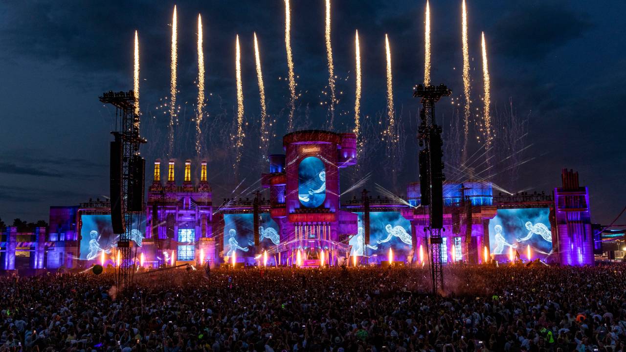 Feuerwerk beim Auftritt des schwedischen DJ Alesso bei seinem Auftritt auf der Mainstage des Parookaville-Festivals 2023.