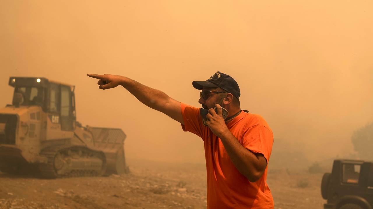 Ein freiwilliger Helfer gibt während eines Waldbrandes Anweisungen.
