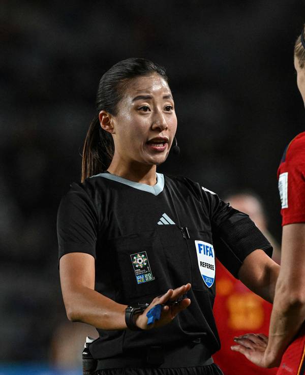 Schiedsrichterin Oh Hyeon-jeong (l.) erklärt Spaniens Irene Paredes (r.) ihre Entscheidung.
