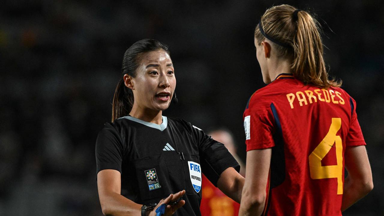 Schiedsrichterin Oh Hyeon-jeong (l.) erklärt Spaniens Irene Paredes (r.) ihre Entscheidung.