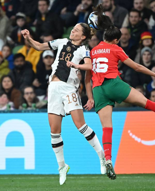 Deutschlands Melanie Leupolz (l) im Kopfballduell gegen Marokkos Anissa Lahmari (r).