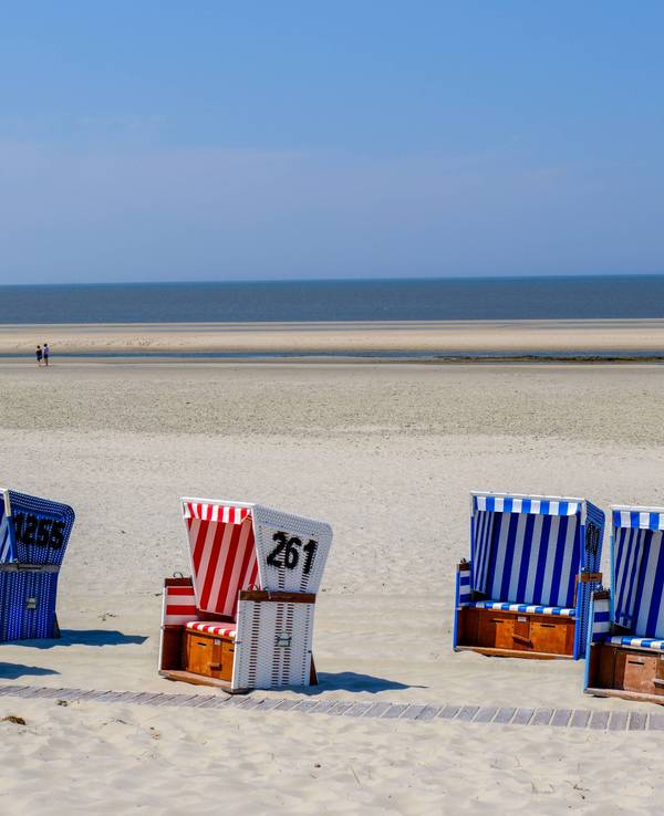 Bunte Strandkörbe am Strand auf der Nordseeinsel Langeoog.
