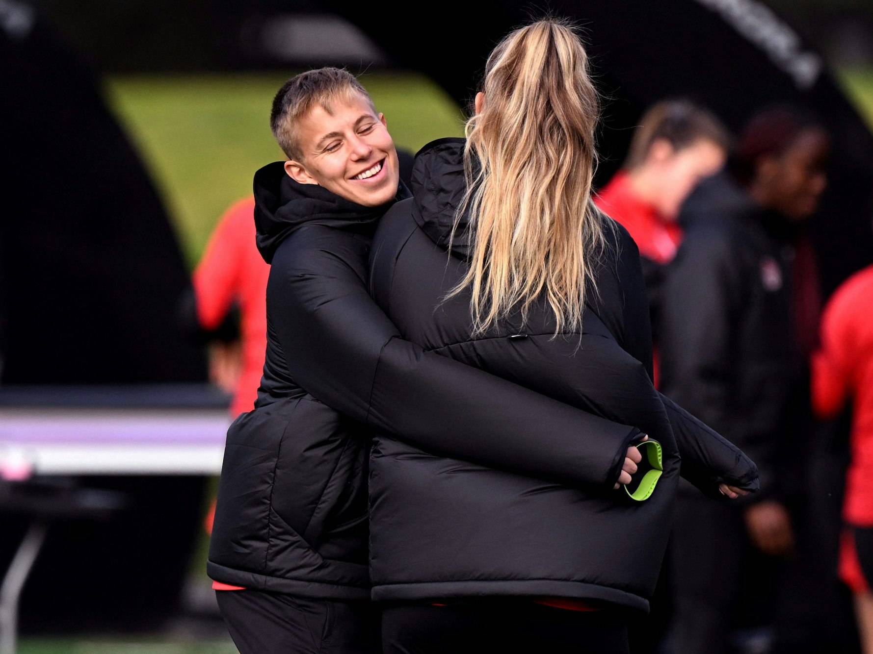 Quinn (l.) umarmt Teamkollegin Jordyn Huitema während einer Trainingseinheit in Melbourne.