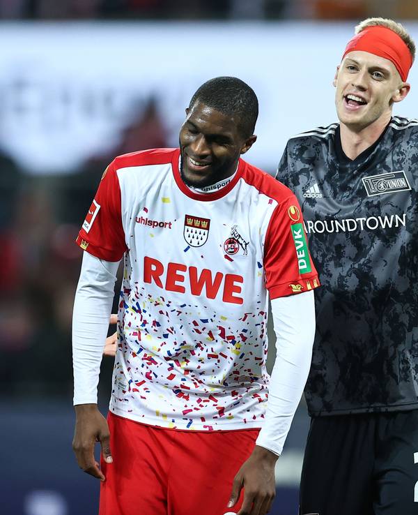 Kölns Anthony Modeste (l) und Berlins Timo Baumgartl reagieren nach einer Kollision.