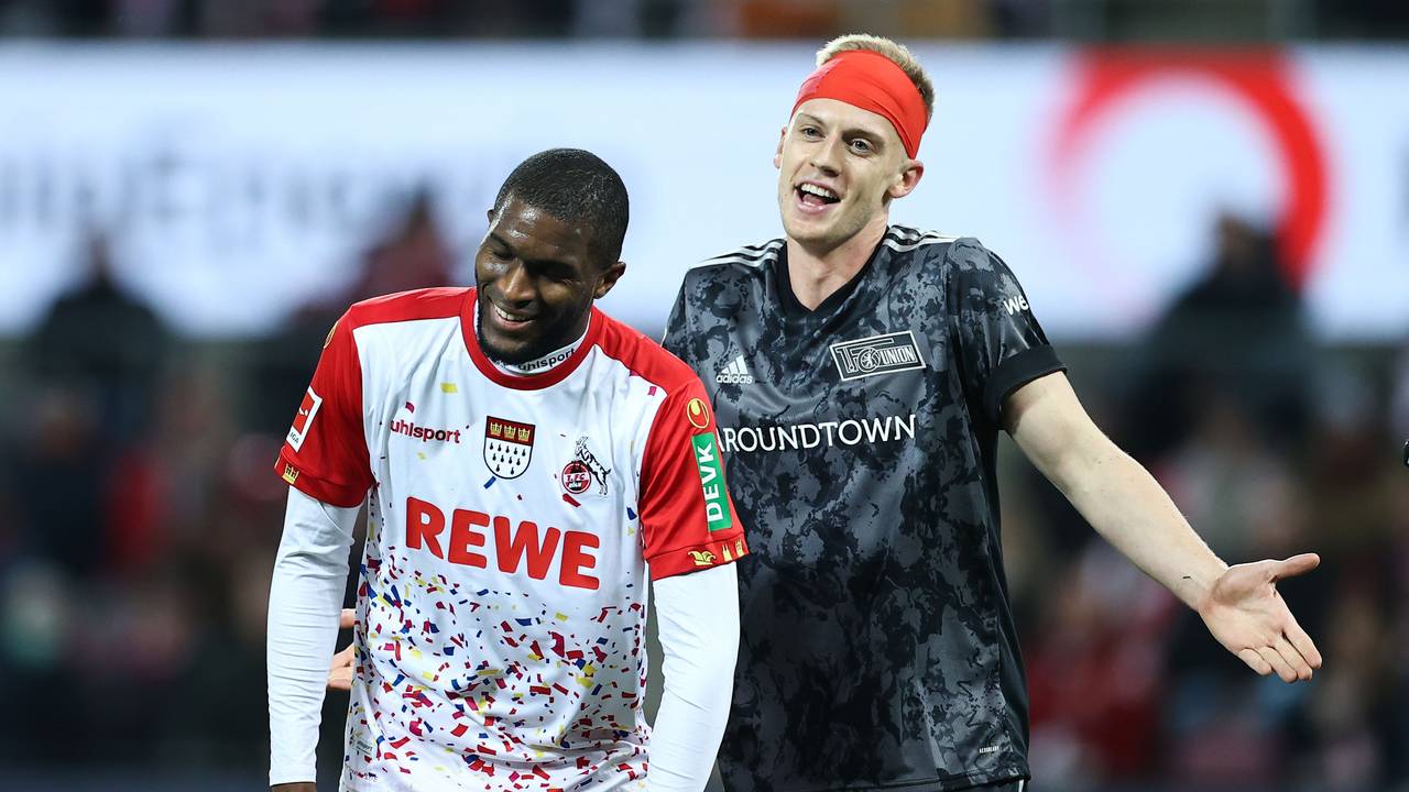 Kölns Anthony Modeste (l) und Berlins Timo Baumgartl reagieren nach einer Kollision.