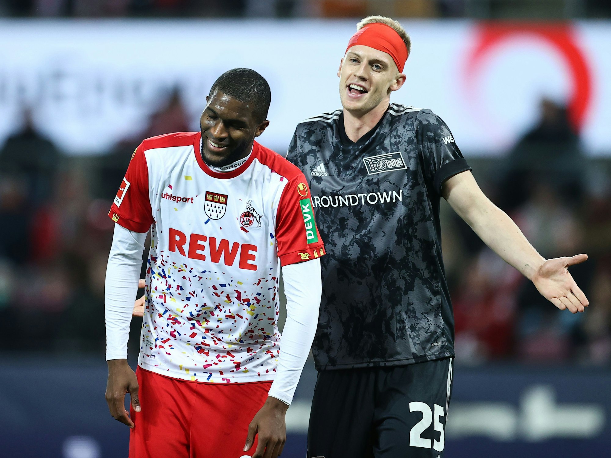 Kölns Anthony Modeste (l) und Berlins Timo Baumgartl reagieren nach einer Kollision.