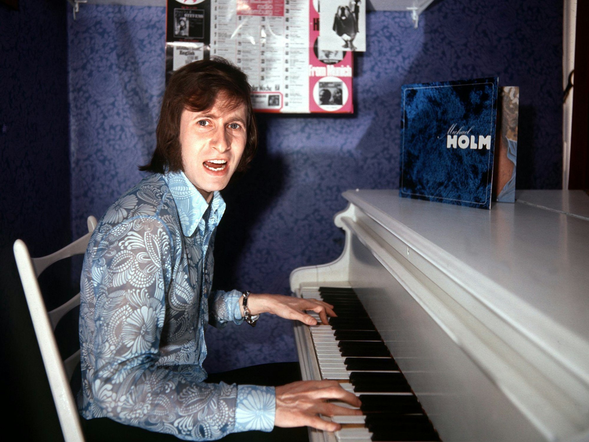 Der Schlagersänger Michael Holm sitzt im Jahr 1971 an seinem Klavier.