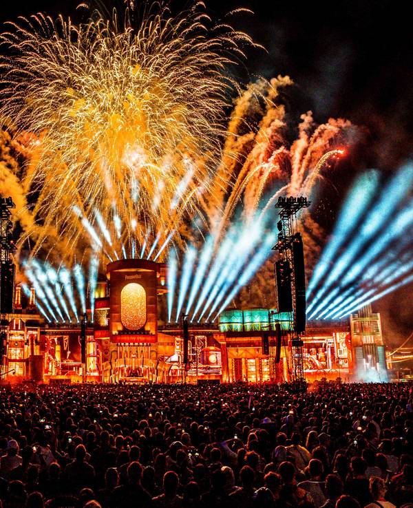 Vor der Parookaville-Mainstage 2023 stehen Menschen und schauen sich ein Feuerwerk an.