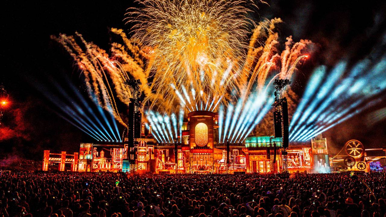 Vor der Parookaville-Mainstage 2023 stehen Menschen und schauen sich ein Feuerwerk an.