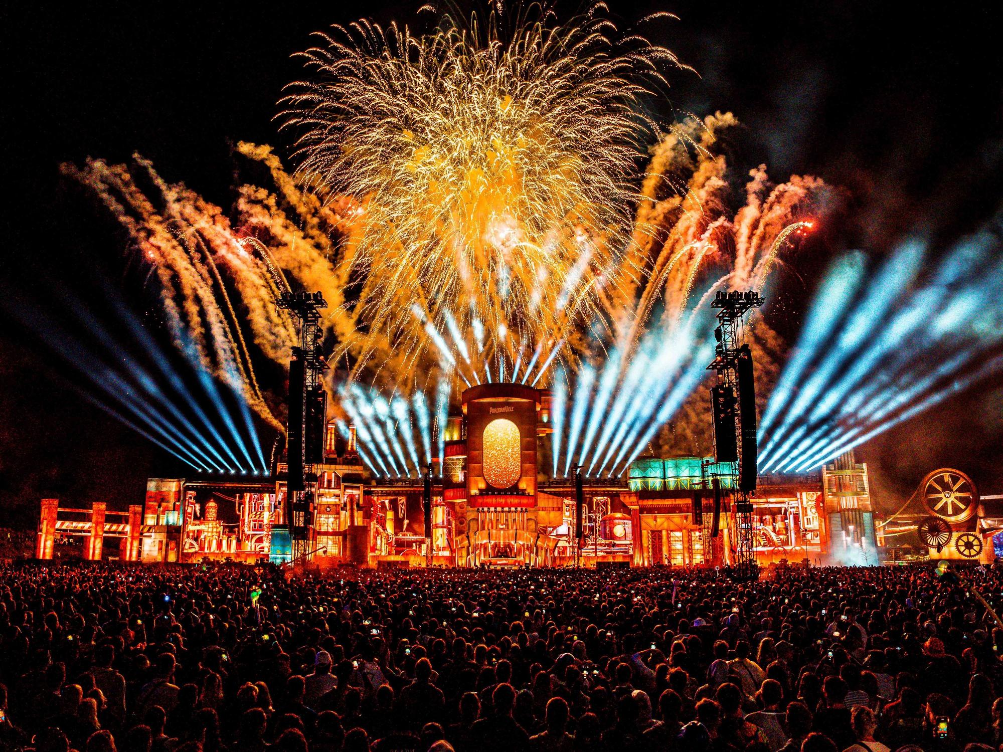 Vor der Parookaville-Mainstage 2023 stehen Menschen und schauen sich ein Feuerwerk an.
