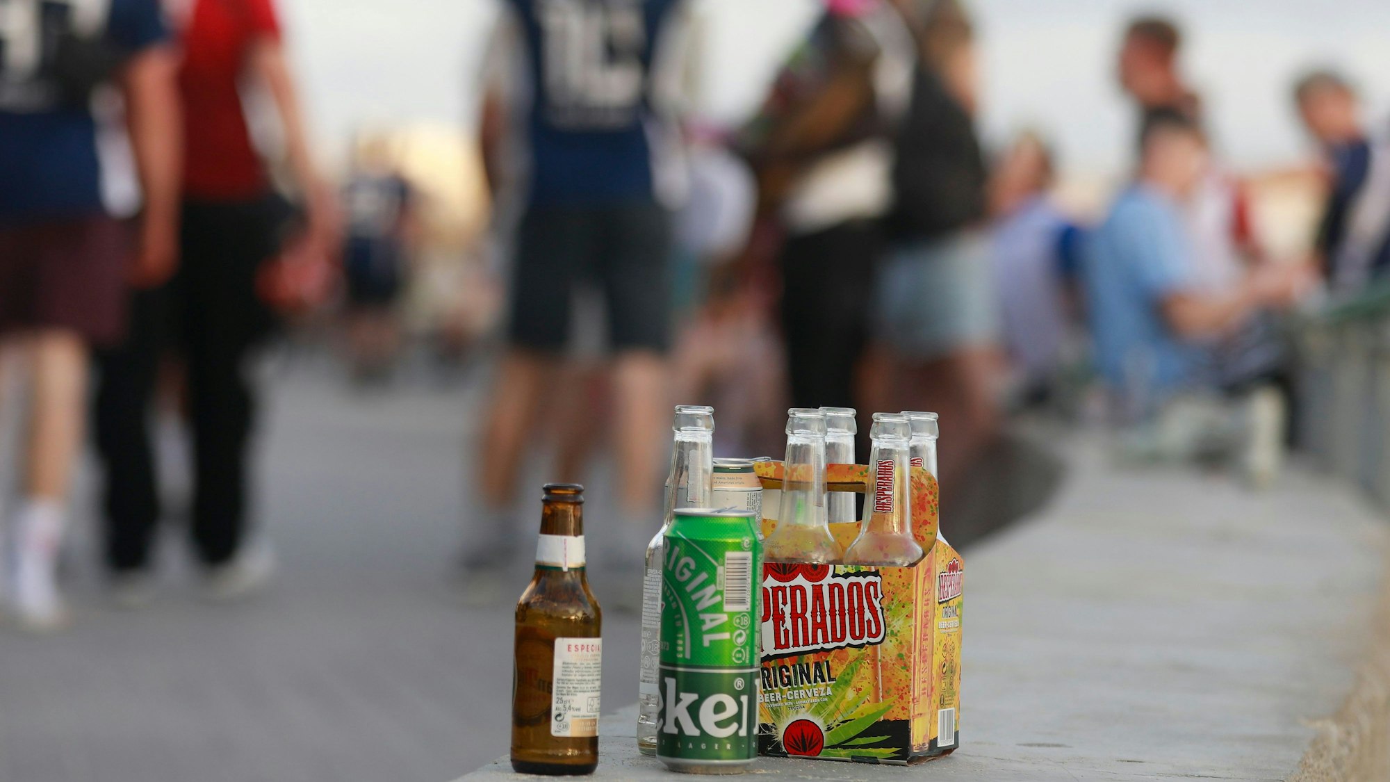 Menschen haben sich am Abend an der Promenade am Strand von Arenal versammelt.