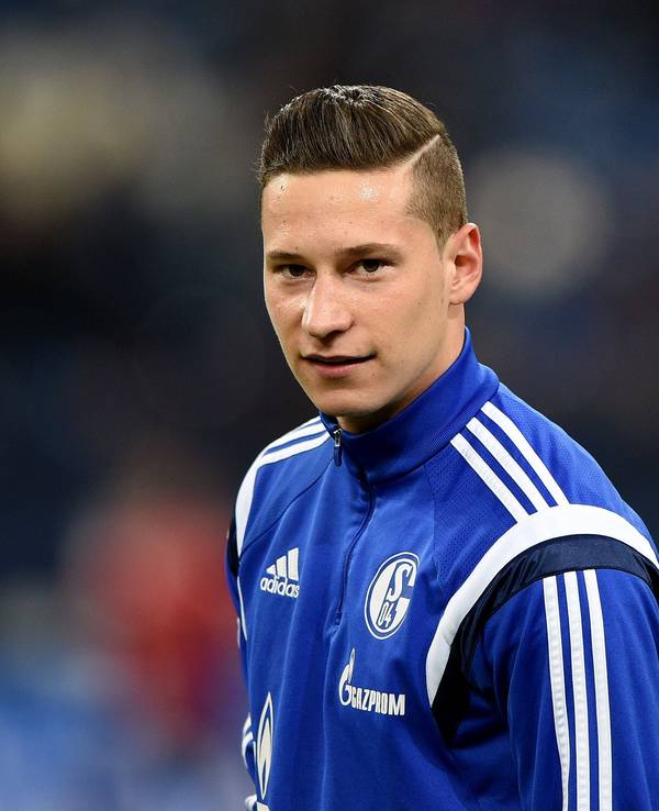 Schalkes Julian Draxler steht vor Spielbeginn am Spielfeldrand,