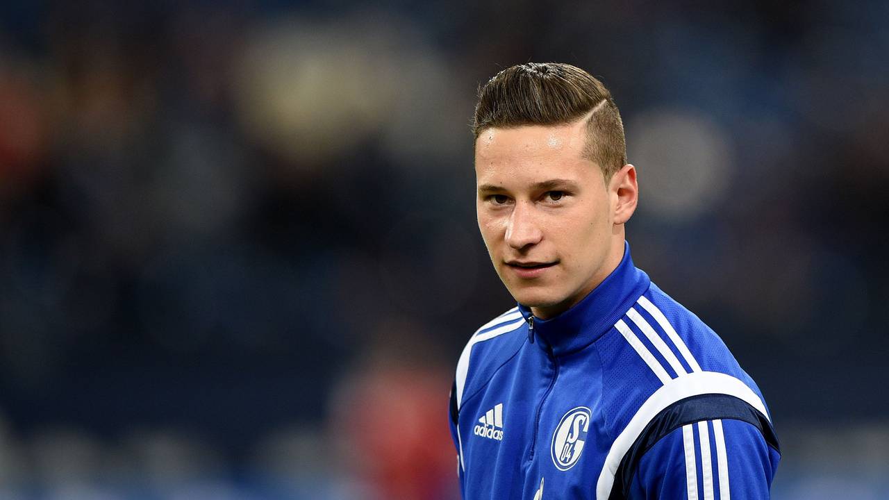 Schalkes Julian Draxler steht vor Spielbeginn am Spielfeldrand,
