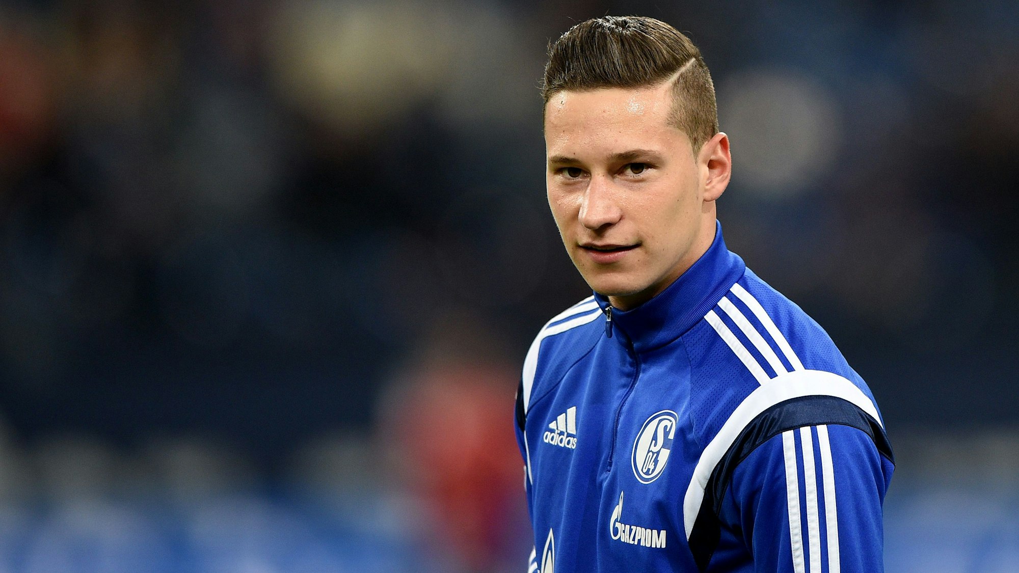 Schalkes Julian Draxler steht vor Spielbeginn am Spielfeldrand,