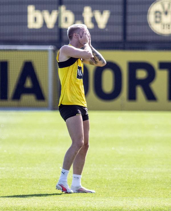 Marco Reus hält sich im Training die Hände vor die Augen. Foto: Bernd Thissen/dpa