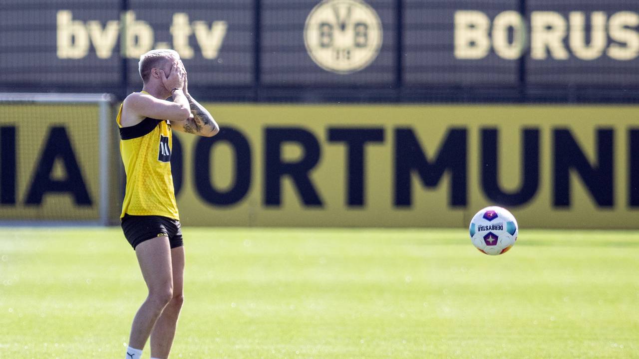 Marco Reus hält sich im Training die Hände vor die Augen. Foto: Bernd Thissen/dpa