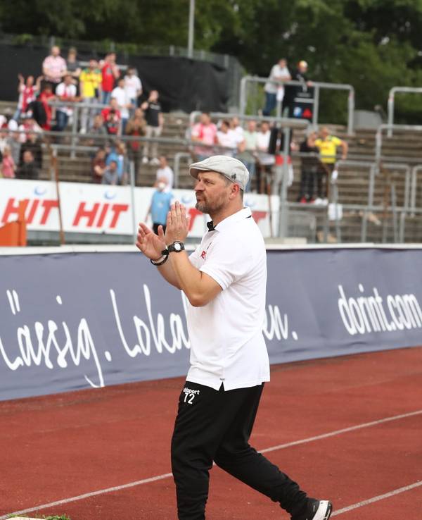 Steffen Baumgart lässt sich im Kölner Südstadion feiern.