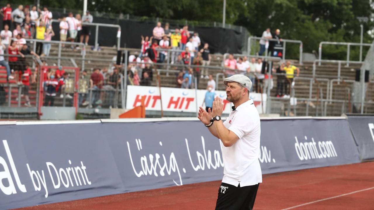 Steffen Baumgart lässt sich im Kölner Südstadion feiern.