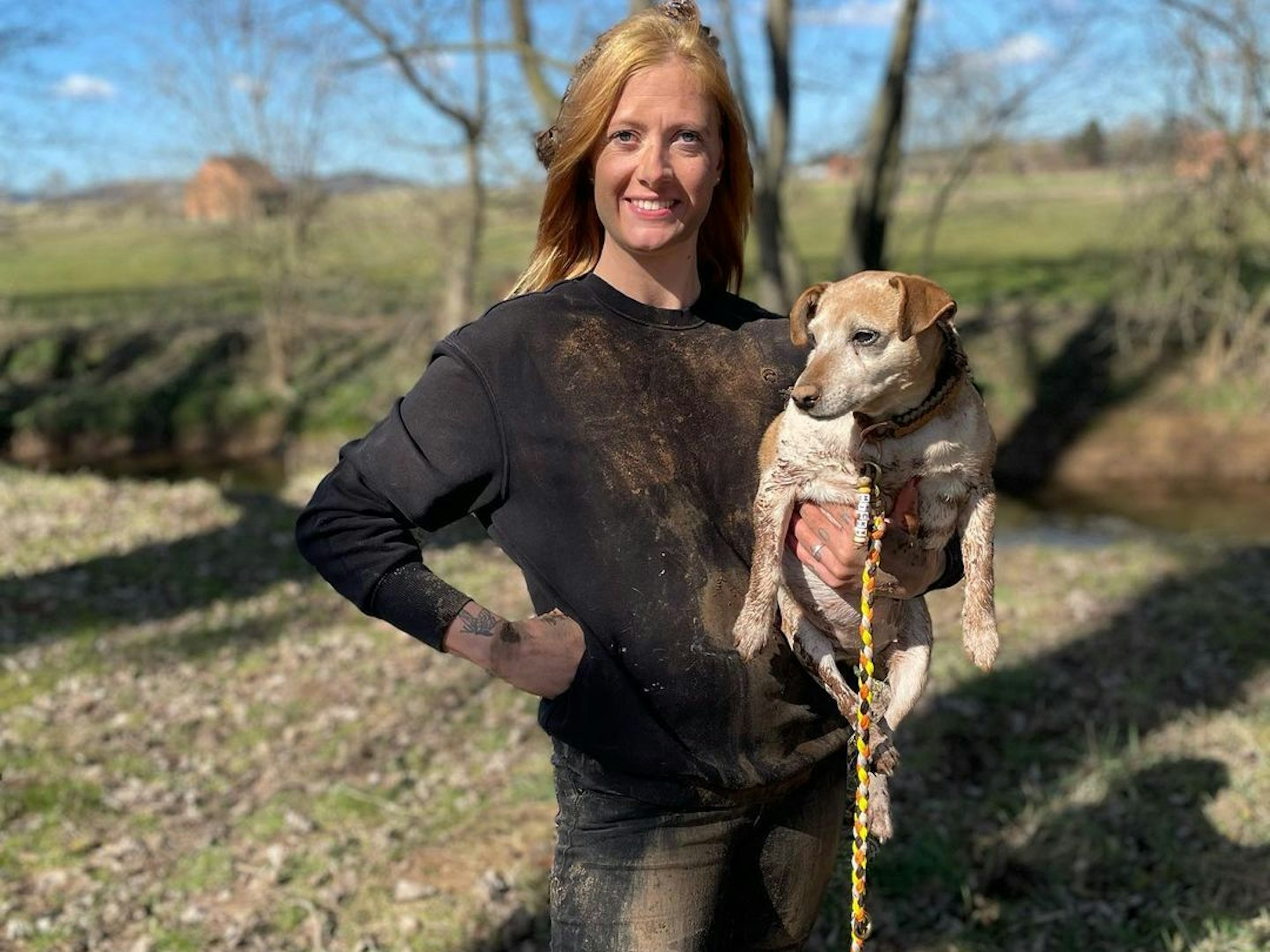 Ex-„Bauer sucht Frau“-Teilnehmerin Denise Munding hält einen Hund in den Armen.