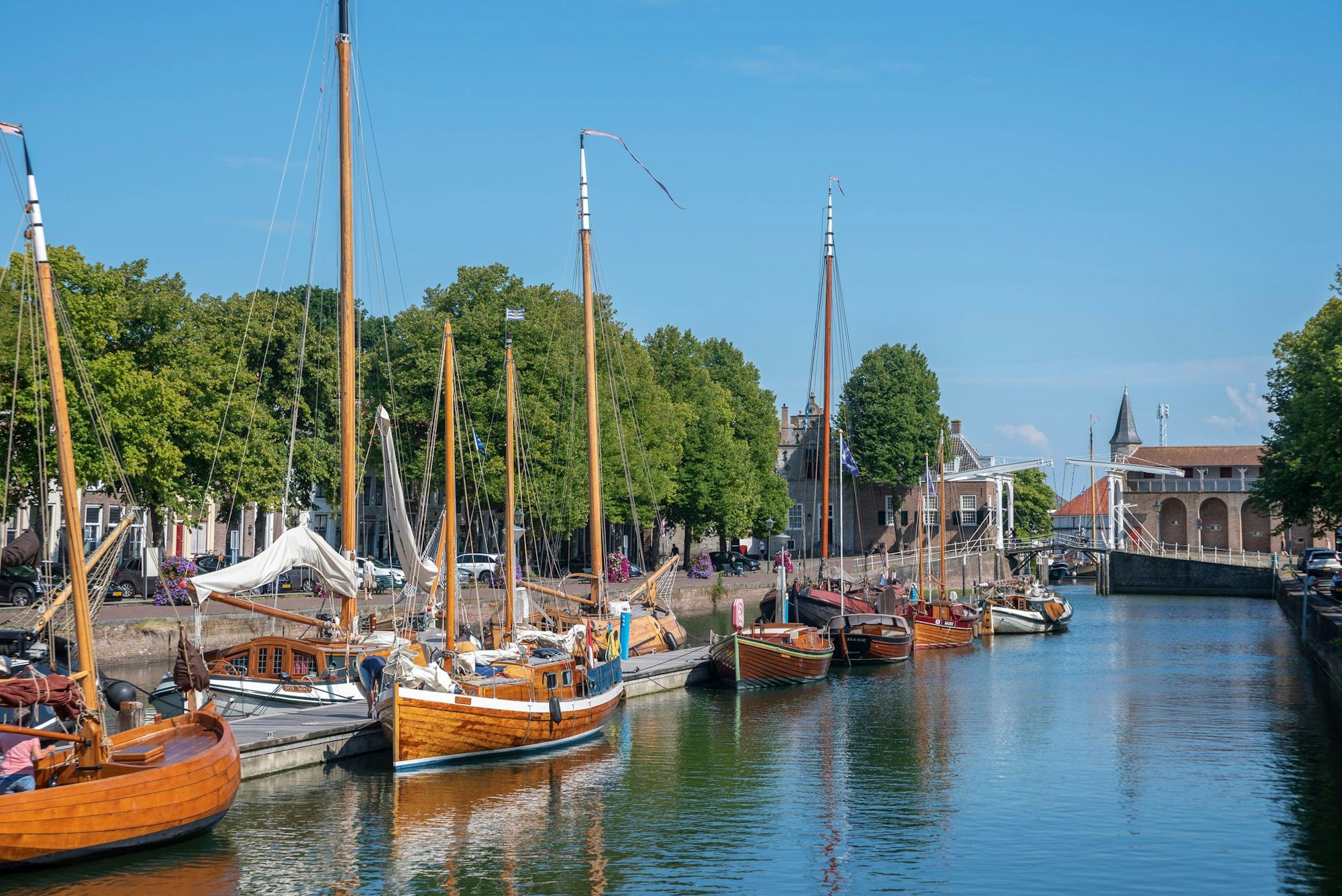 Boote liegen im Hafen von Zierikzee.