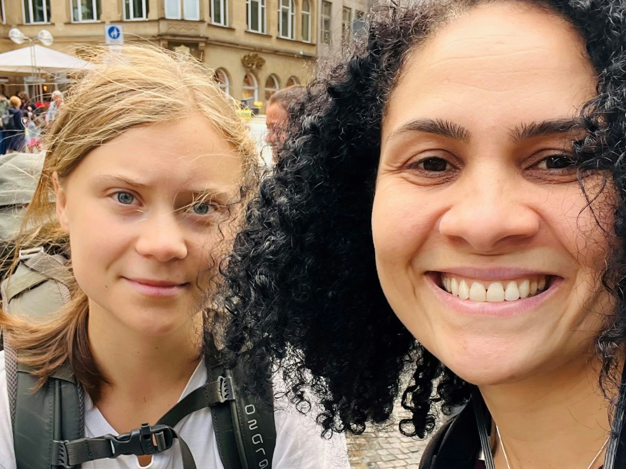 Claudia Schäfer macht ein Selfie gemeinsam mit der Klimaaktivistin Greta Thunberg.