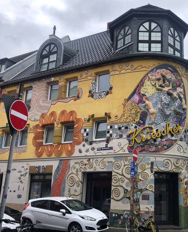 Das Haus mit der außergewöhnlichen Außenfassade in Köln-Nippes.