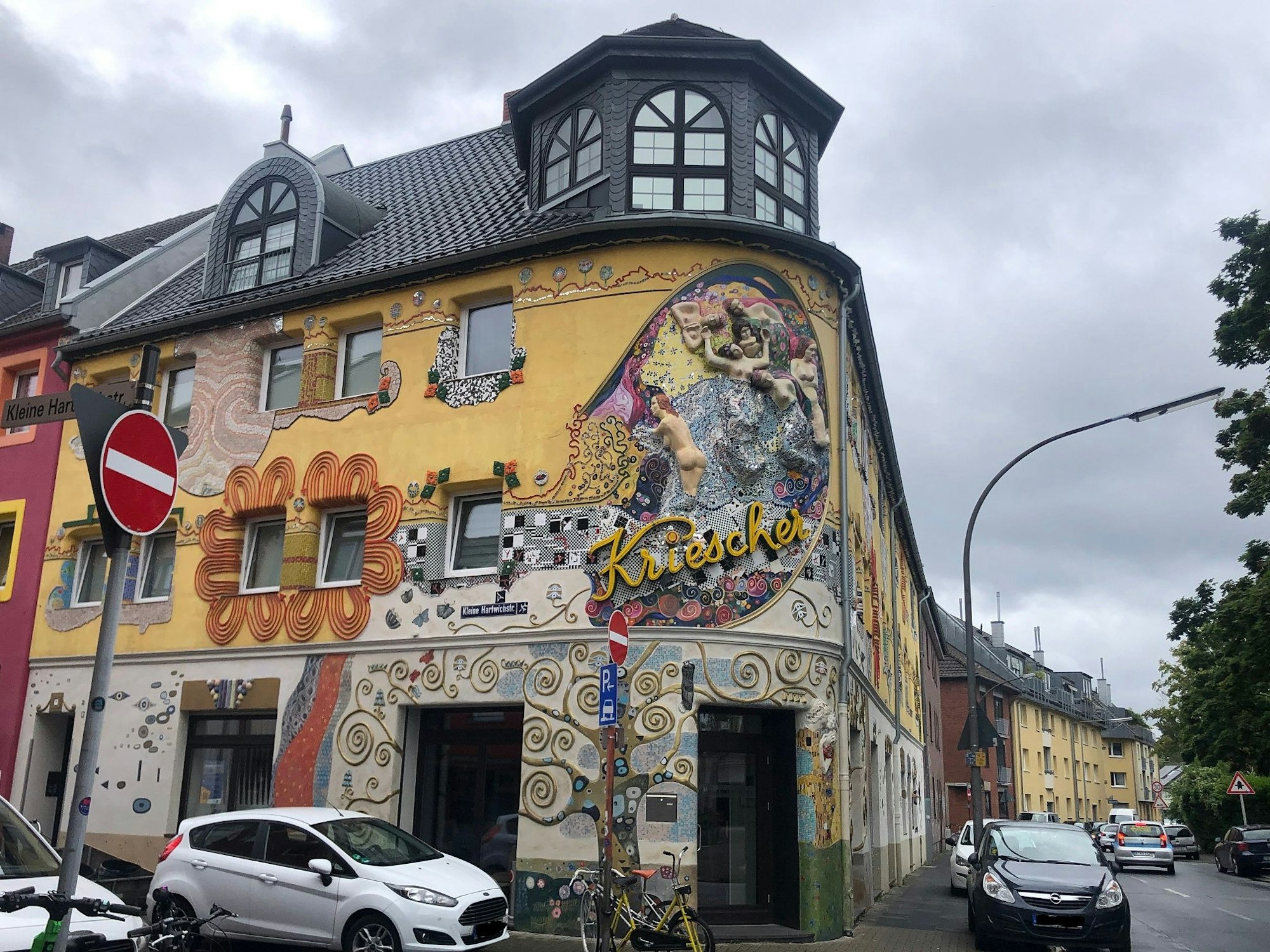 Das Haus mit der außergewöhnlichen Außenfassade in Köln-Nippes.