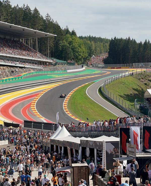 Red-Bull-Fahrer Sergio Perez fährt über die Strecke in Spa.