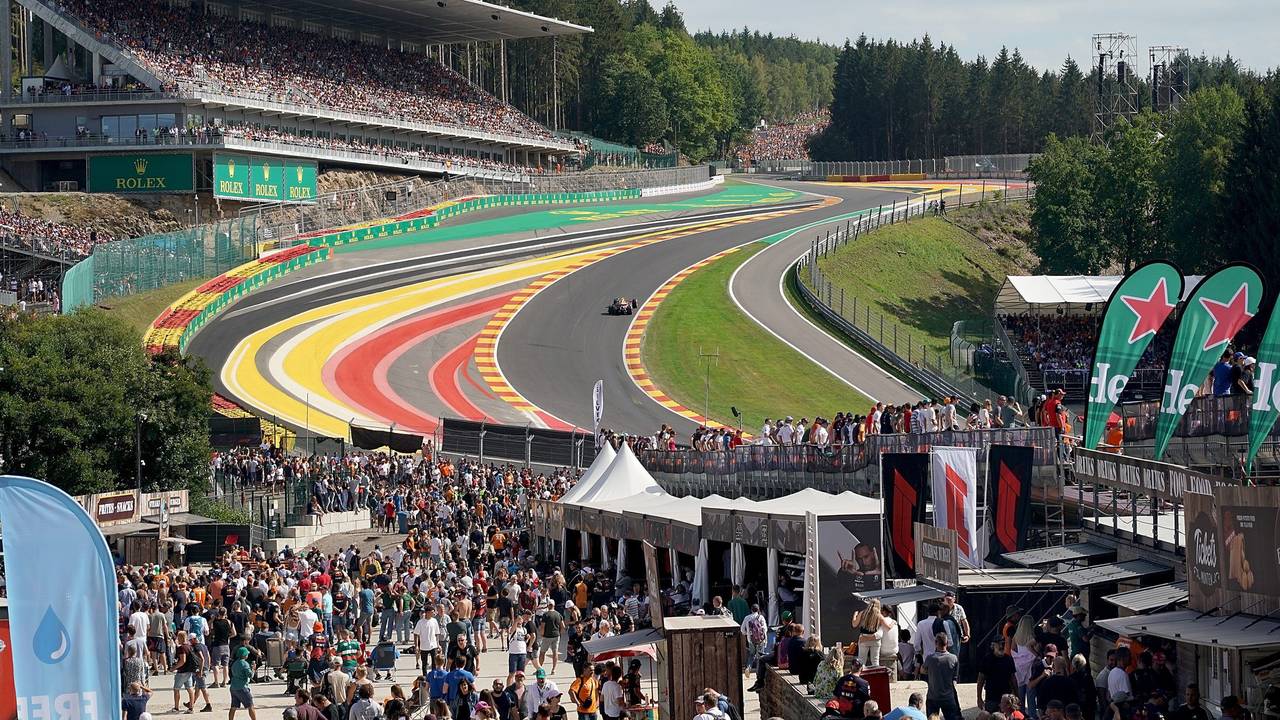 Red-Bull-Fahrer Sergio Perez fährt über die Strecke in Spa.