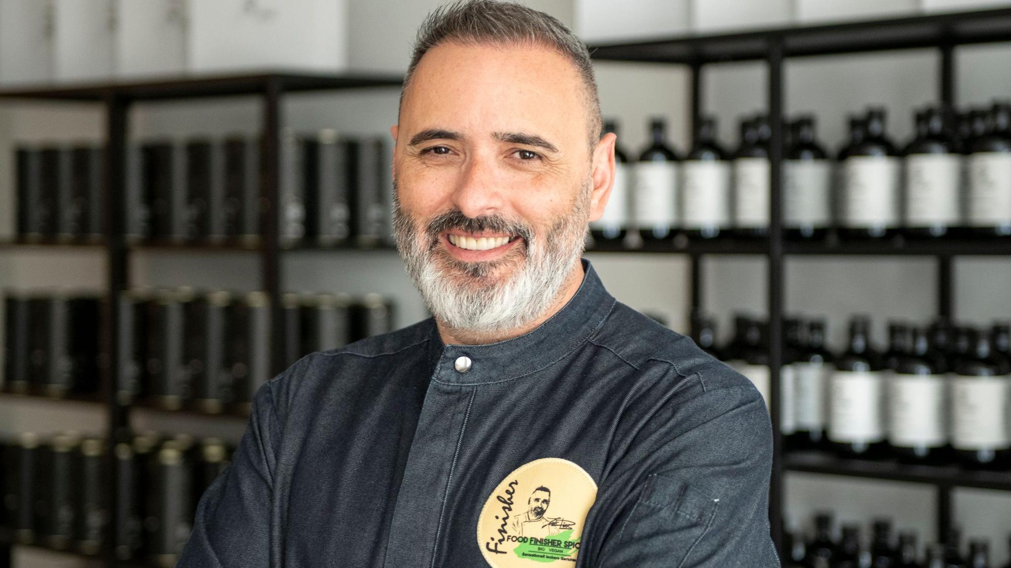 Luis Dias steht in seinem neuen Gewürzshop und lächelt in die Kamera.