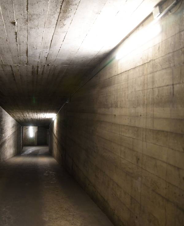 Ein Blick in die Gänge des Bunkers am Kölner Hauptbahnhof am Breslauer Platz.