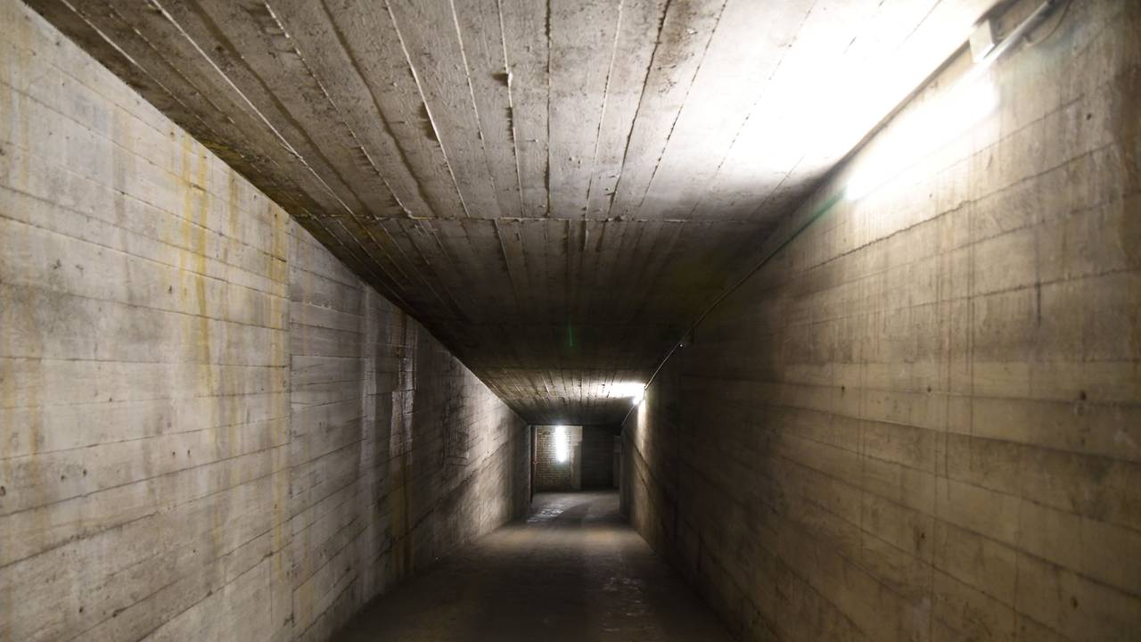 Ein Blick in die Gänge des Bunkers am Kölner Hauptbahnhof am Breslauer Platz.